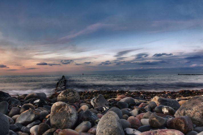 stone-beach-2032655_1920